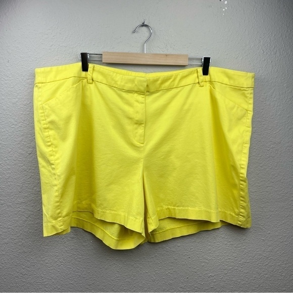 Lane Bryant 5" Flat Front Chino Shorts in Yellow Sz 26 - Picture 1 of 6
